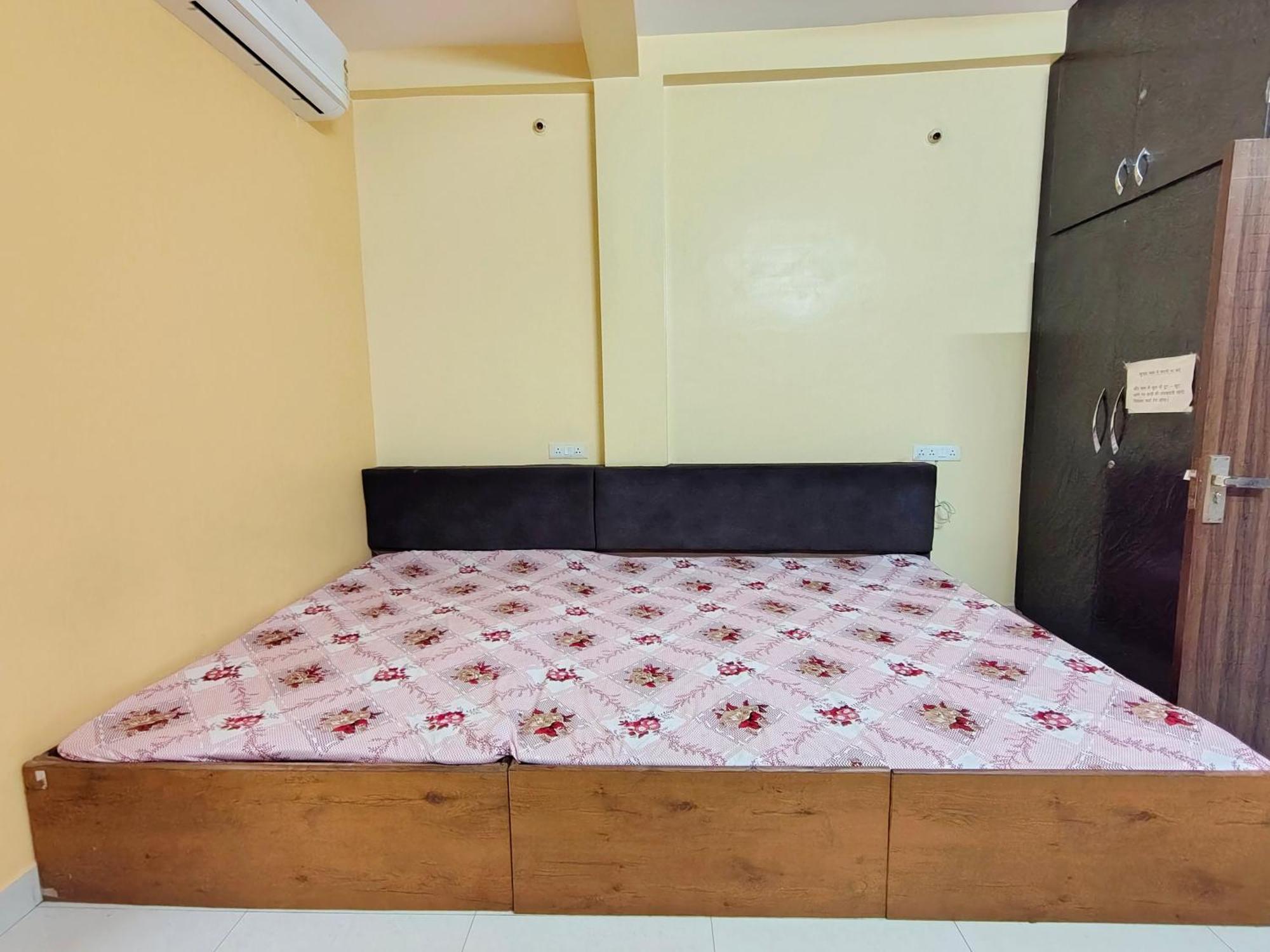 Anand Yatri Grah - Home Stay, Uddzsaín Kültér fotó